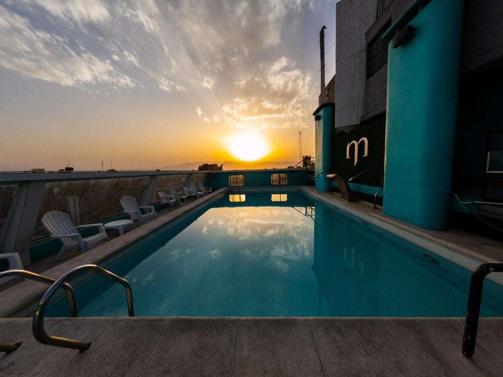 Piscina al aire libre Hotel Metropol Tucumán - Solárium y área de relax - Imagen 1