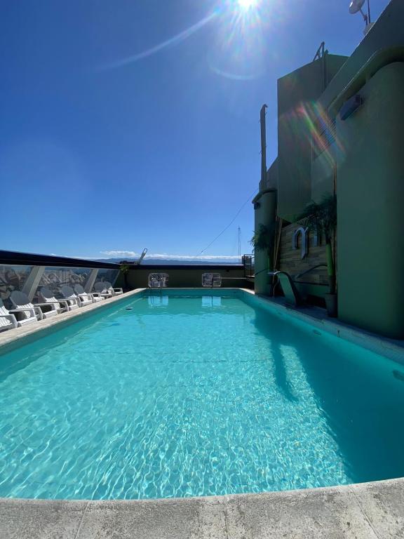 Piscina al aire libre Hotel Metropol Tucumán - Solárium y área de relax - Imagen 4